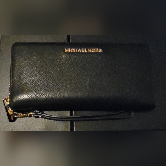Michael Kors Wallet/Wristlet - Picture 2 of 6